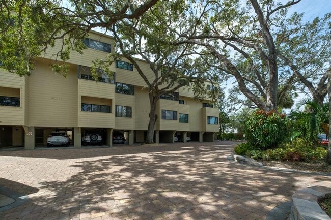Building Photo - 1740 Alderman St Unit 8