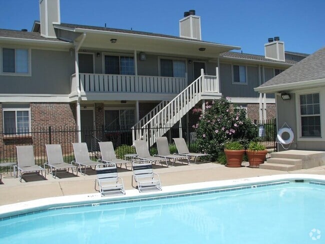 Swimming Pool with Seating - Hearth Hollow Rental