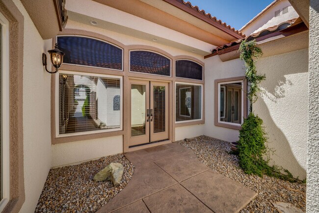 Secure, quiet courtyard invites you in to this spacious 1 story home. - 2850 Bronzino Ct