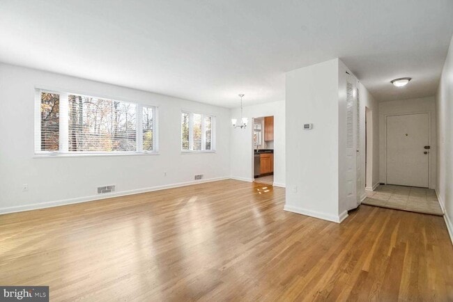 Building Photo - 10412 Montrose Ave Unit 204