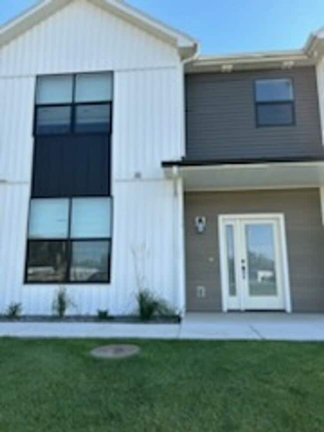 Building Photo - Hummingbird Townhome