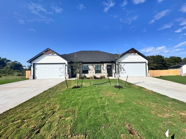 Building Photo - 165 Windmill Wy