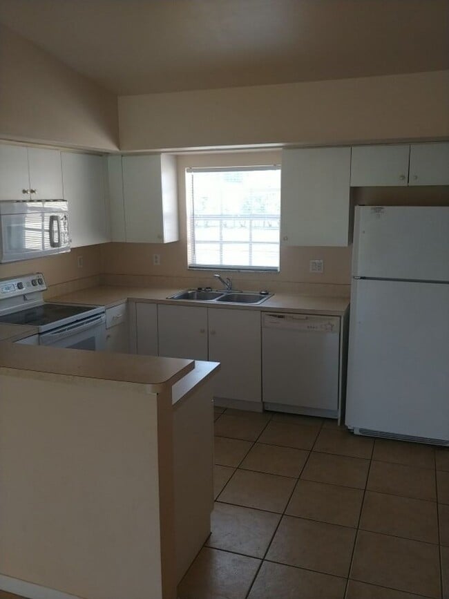 Photo - 3 bed 2 bath 1 car garage duplex available for Annual Rent!