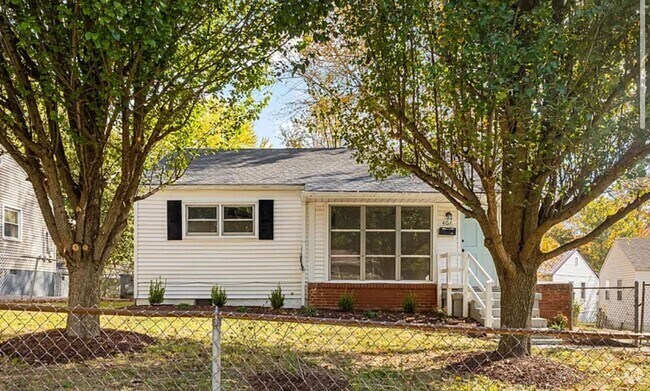 Building Photo - Gorgeous updated 2 bedroom with basement! Rental