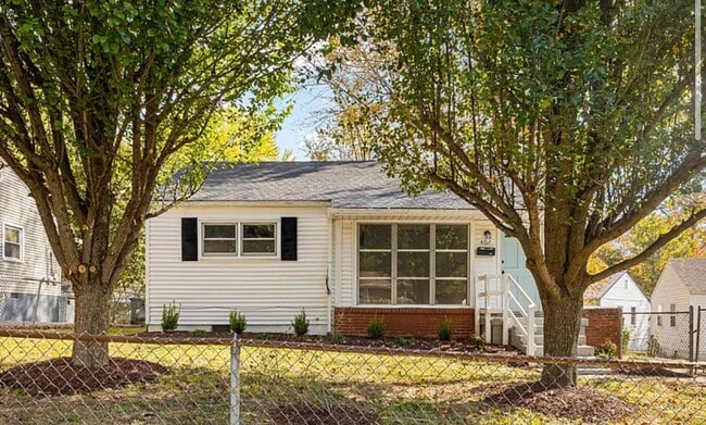 Gorgeous updated 2 bedroom with basement! - Gorgeous updated 2 bedroom with basement! House