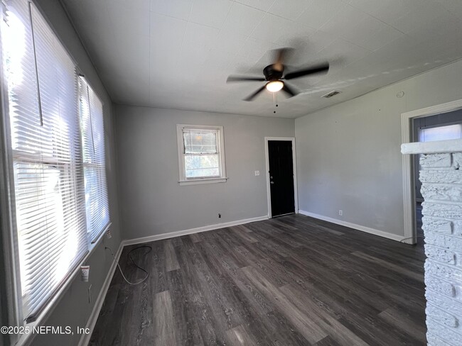 Photo - 2953 Spencer St