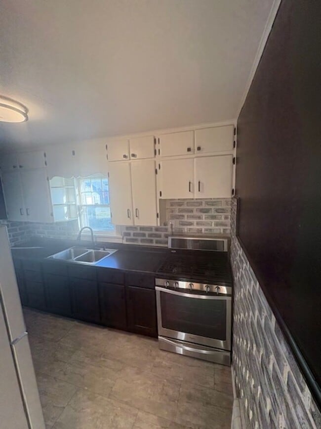 Photo - House for Rent - Spacious 4 bed home with ...
