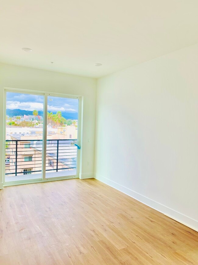 Photo - Hollywood Flats