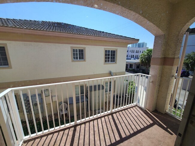 SPACIOUS 2/2 LOCATED IN THE HEART OF HOLLY... - SPACIOUS 2/2 LOCATED IN THE HEART OF HOLLY... Casa