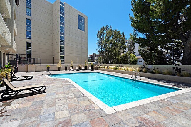 Photo - 10982 Roebling Ave Unidad 520