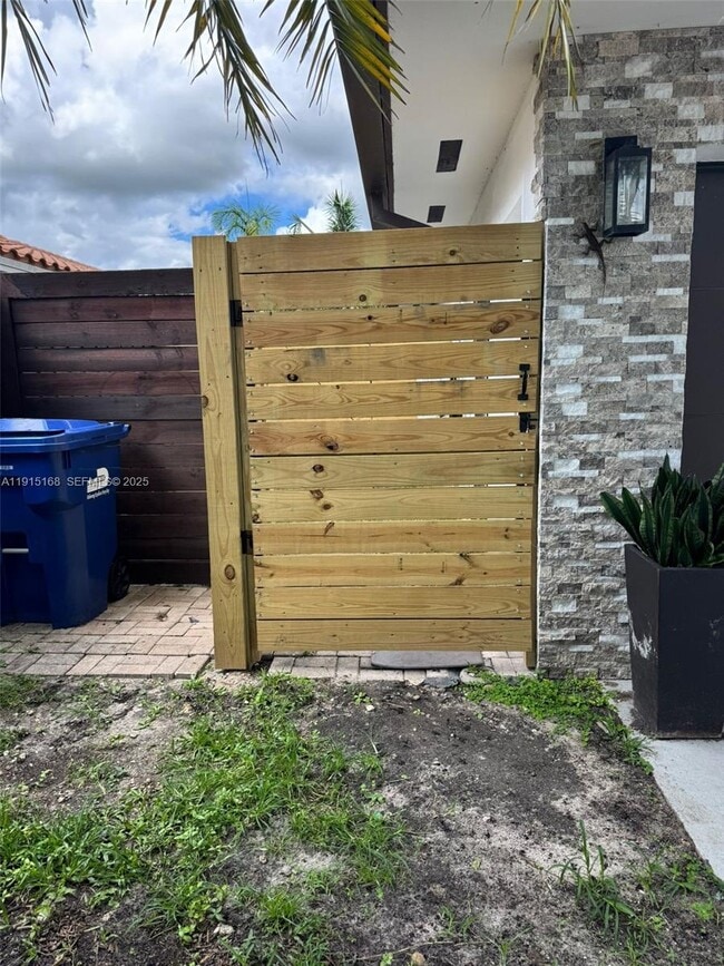 Building Photo - 15620 SW 146th Ave Unit 0