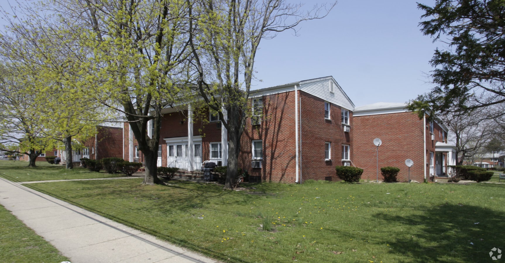 Pinewood Apartments - Pinewood Apartments