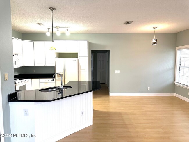 Building Photo - 1723 Forest Lake Cir W Unit 3