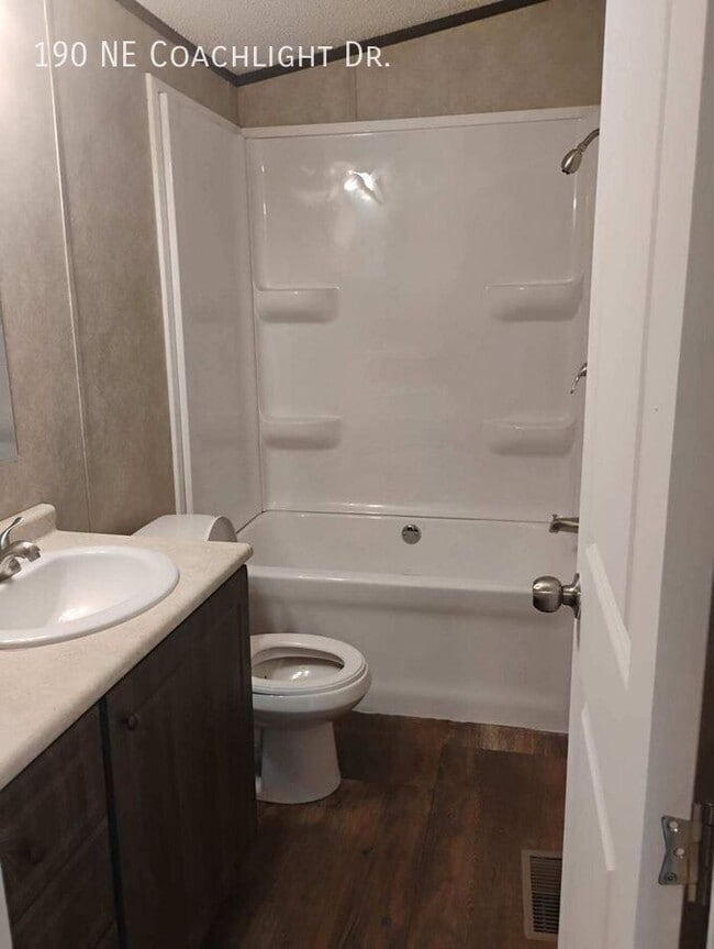 Photo - 190 Coachlight Dr