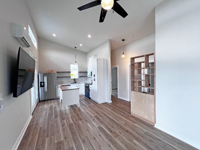 Photo - 2351 W Market St Unidad 106 Landry Circle