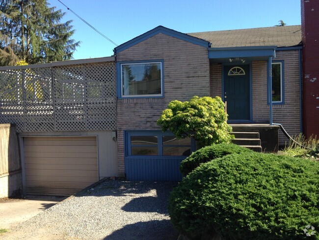 Building Photo - Great 3Bed/1.25 bath in Sweet Location!! Rental