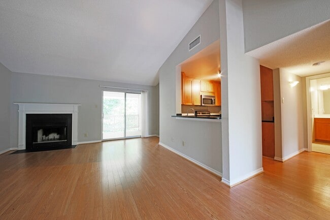 Photo - Updated top floor 2br with vaulted ceilings, two balconies and treed views! Unidad 304
