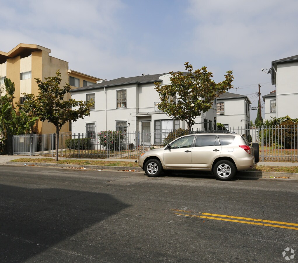 Photo - 807 S St Andrews Pl Apartments