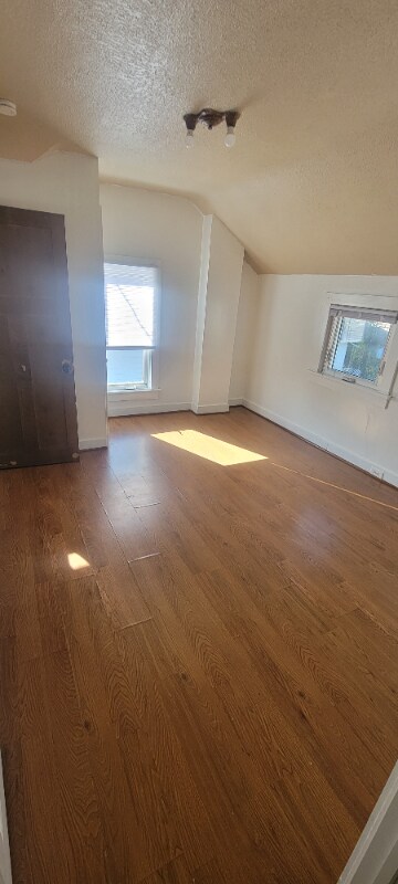 Photo - 865 W 5th St