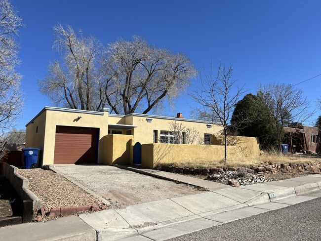 Photo - 732 Loma Vista Dr NE