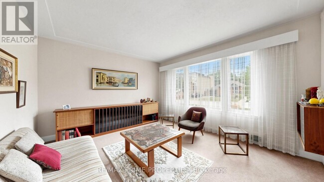 Photo - 33 Irvington Crescent