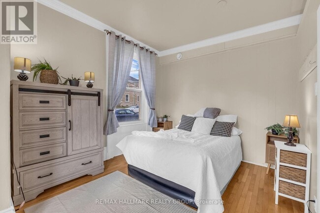 Photo - 15 Elmsley St N