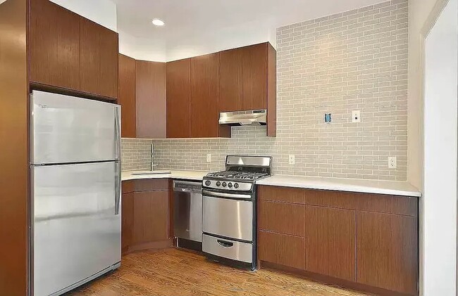 Photo - 407 E 6th St