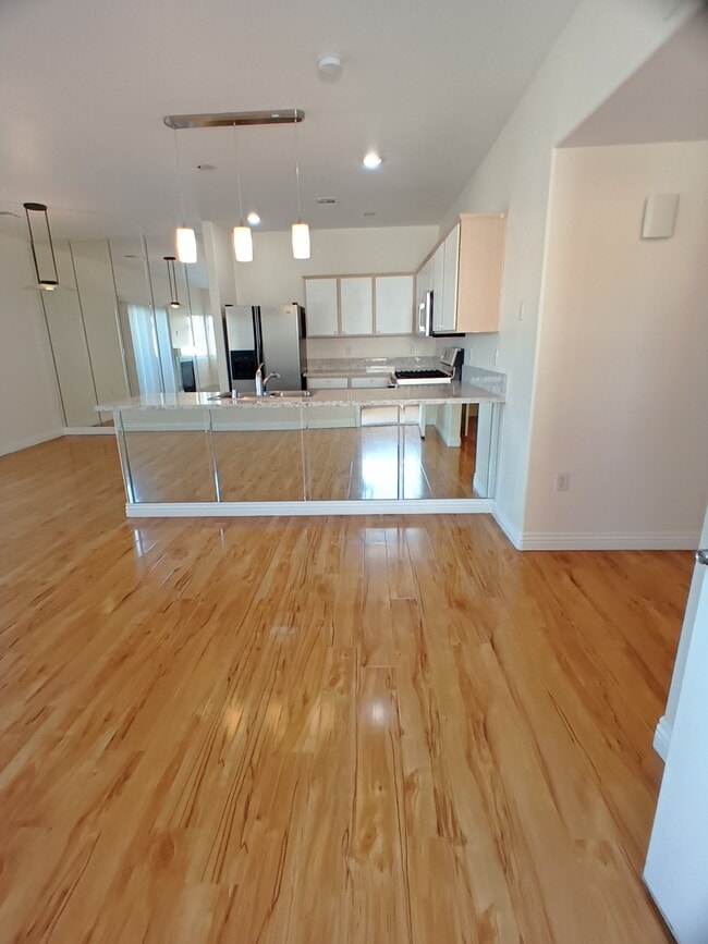 Photo - 855 N Stephanie St