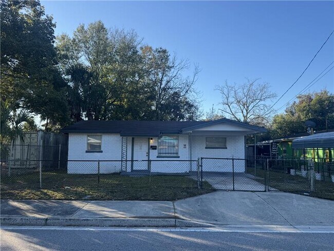 Photo - 2208 W 13th St Unit ROOM RENTAL