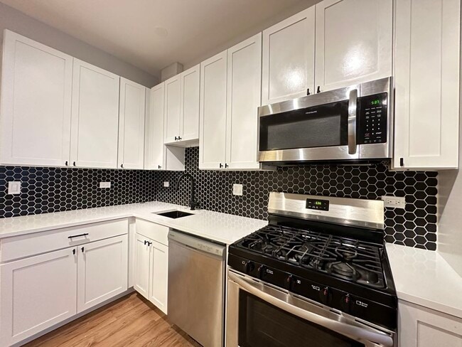 Building Photo - 651 W Wrightwood Ave Unit A03C Rental