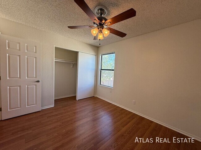 Photo - 465 W Ivyglen St Unidad 205