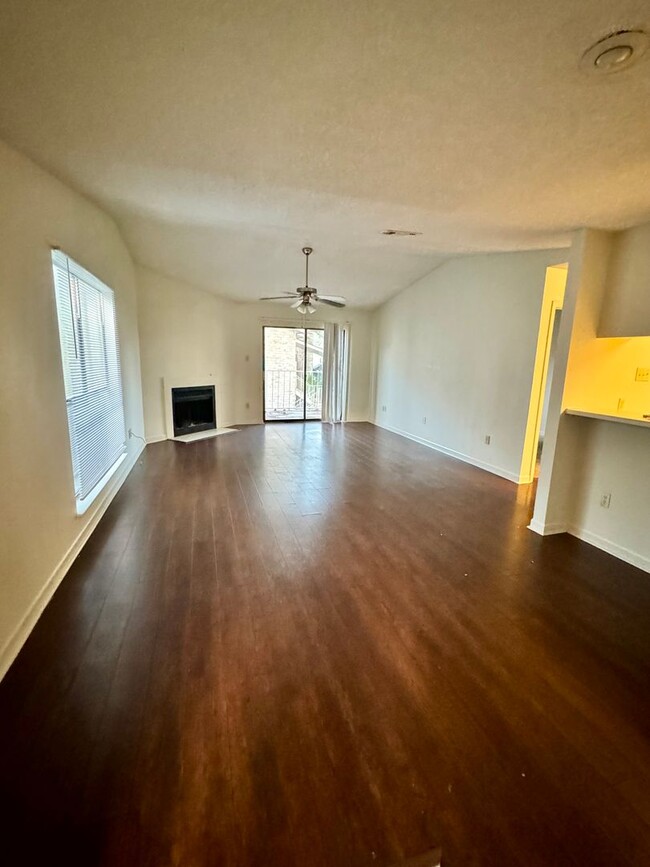 Spacious 2nd-floor condo minutes from campus - Spacious 2nd-floor condo minutes from campus