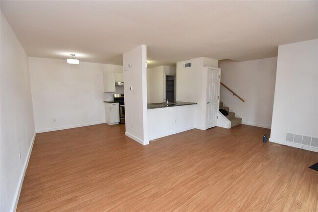 300 E Croslin St Unit 114