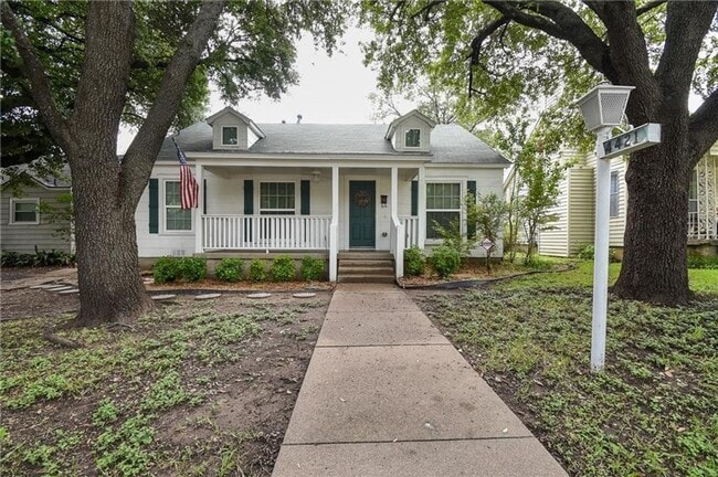 ADORABLE BUNGALOW LOCATED IN ARLINGTON HEIGHTS! - ADORABLE BUNGALOW LOCATED IN ARLINGTON HEIGHTS!