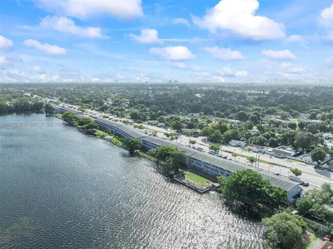 Building Photo - 1401 NW 103rd St Unit 139