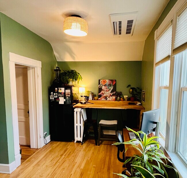 Building Photo - 147 N Sherman St Unit 3