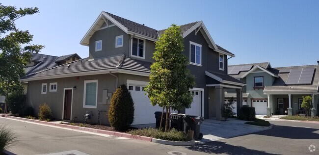 Building Photo - Pleasant 4 Bedroom 2.5 Bath Home Located i...