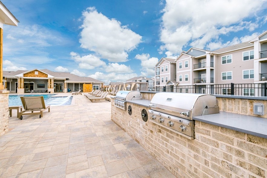 Outdoor Kitchen and Grilling Areas