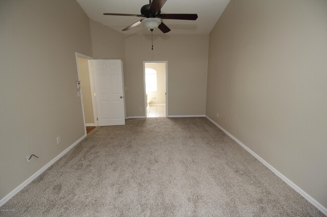 Photo - 737 Kempten St NW