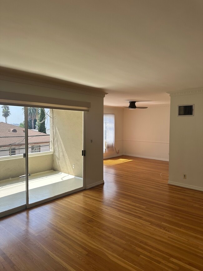 Building Photo - 8218 De Longpre Ave