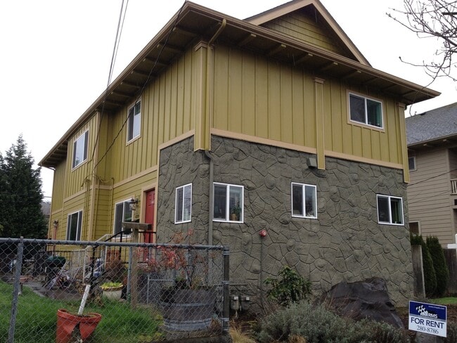 Building Photo - 4224-4224 N Commercial Ave Unit 4222