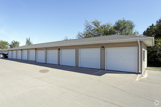 Garages - River Ridge 2301-2325 University Drive Apartments