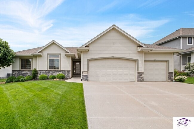 Building Photo - AVAILABLE NOW! Rental