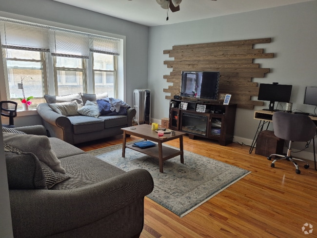 Building Photo - 4839 W Addison St Rental