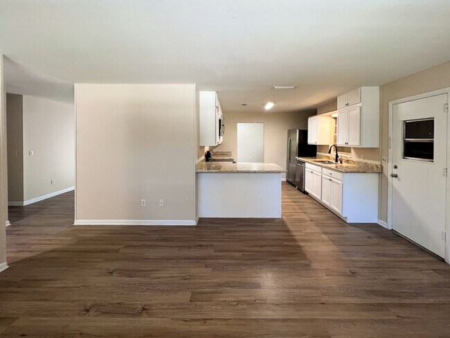 Photo - RECENTLY UPDATED 4/2 House with in Pine Es...