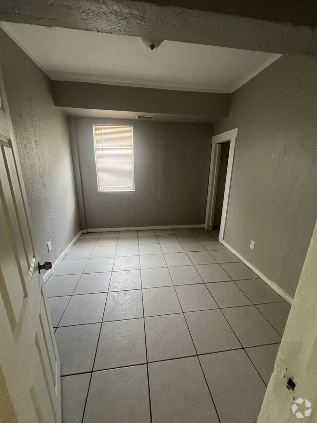 Building Photo - 1104 W 22nd St Unit A Rental