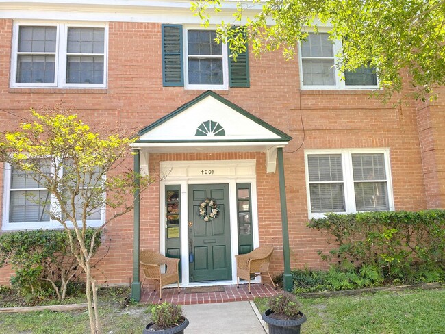 Building Photo - Downtown Charm Rental
