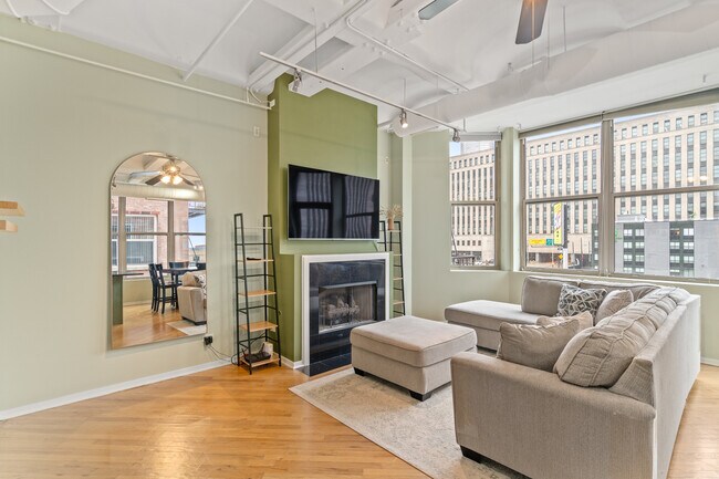Building Photo - 500 S Clinton St Unit 404 Rental