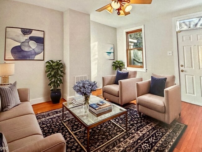 Building Photo - 3 bed 2 bath - Parking!!!  Pets Welcome!!! Rental