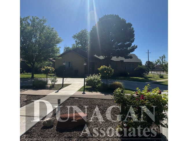 Building Photo - COMING SOON!! 2 Bedroom 2 Bath
